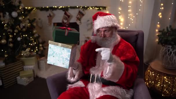 Funny Santa Claus Coffrets cadeaux avec cadeaux de Noël. Choisir des cadeaux de Nouvel An. Santa livraison présente sous l'arbre de Noël. Décembre soir avant la veille de Noël. Concept Nouvel An Rêve Noël Esprit. — Video