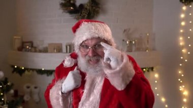 Elinde bir çanta dolusu hediyeyle Noel Baba 