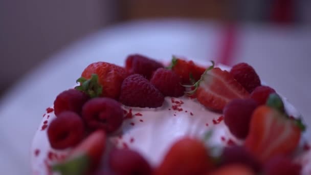 Tarta de fresa preparada para la celebración del cumpleaños en casa — Vídeos de Stock