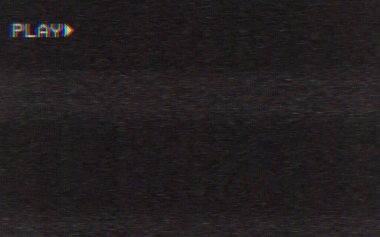 Eski hasarlı VHS bant oynatılıyor, analog bir TV 'den gelen ses üzerinden, bir PLAY metni ile.