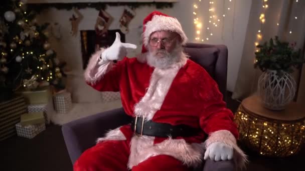 Babbo Natale divertente si spara dalla mano come se fosse una pistola. Il difficile anno 2020 si sta concludendo. — Video Stock