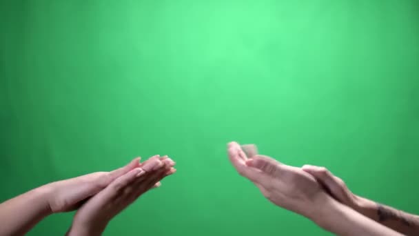 Las manos están aplaudiendo en el fondo de la pantalla verde. Manos femeninas y masculinas aplaudiendo sobre un fondo de croma clave — Vídeos de Stock