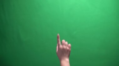 Kadın El dokunuyor, tıkırdıyor, tıkırdıyor, sürüklüyor, krom anahtar yeşil arka planda sürükleniyor, akıllı telefon, tablet bilgisayar ya da dokunmatik ekran kullanmak gibi..