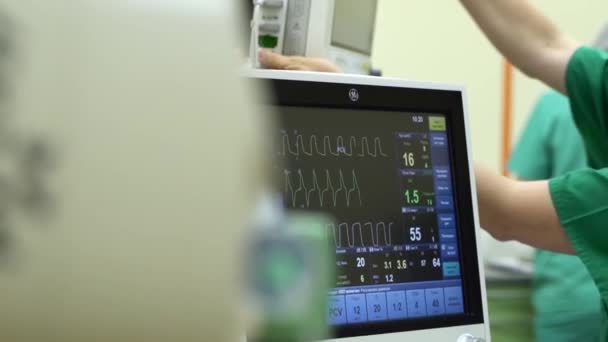 医院手术室的心率监测器。医院麻醉手术监测中的医用生命体征监测仪器.心电图。病人的心跳在屏幕上。医疗护理概念 — 图库视频影像