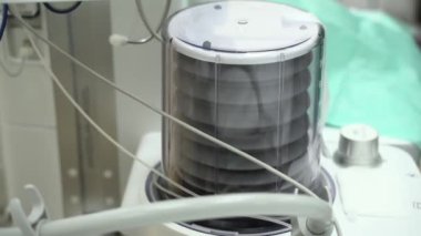 Hastanede çalışan oksijen tedarik makinesi. Sağlık sigortası konsepti