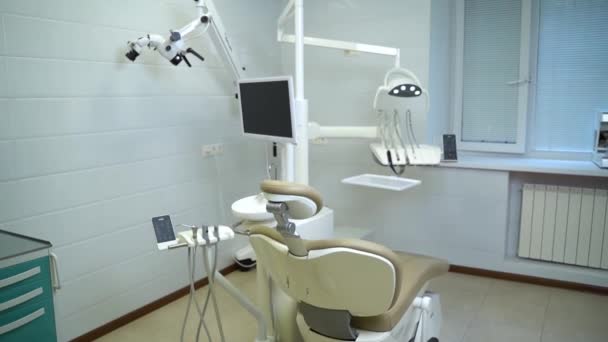 Sandalyesi ve aletleri olan modern dişçilik bürosu.. — Stok video