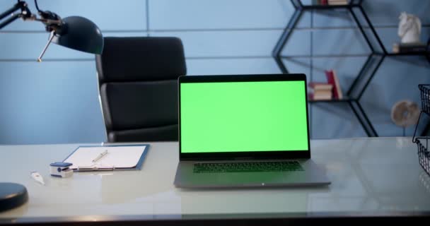 Laptop no hospital escritório moderno com tela verde. Caderno com tela cromakey na clínica médica. — Vídeo de Stock