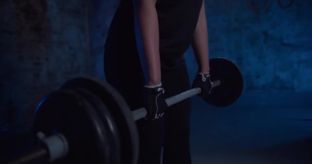 Підійде гарненька жінка, яка виконує вправи під час підйому з барбелом у спортзалі. Сильна жінка-спортсменка з м'язовими вагами для підйому тіла . — стокове відео