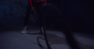 Çapraz Vücut Antrenmanı sırasında Savaş Halatlarıyla Spor Salonu 'nda Aktif Güzel Atletik Kadın. Yavaş çekim