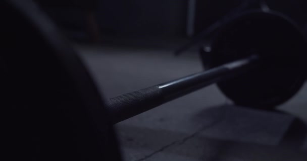 Sportiv puternic care ia Barbell în sala de gimnastică ceață. Mâini puternice de sex masculin ridicând greutăți de mână. Culturism, powerlifting, haltere, sport, stil de viață sănătos . — Videoclip de stoc