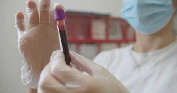 Enfermera del hospital en la sala de laboratorio moderna de cerca. Muestra de sangre para anticuerpos del virus corona por la enfermera médica. Diagnóstico médico para la prueba del coronavirus o cura de la gripe por el científico microbiólogo — Vídeos de Stock