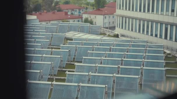 Rooftop of industrial building with solar cells on it. Photovoltaic solar panels on roof get clean energy from the sun. Slow motion. Aerial view. — Wideo stockowe