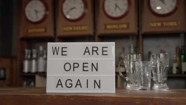Bar kafe dibuka kembali setelah infeksi coronavirus karantina. Kami buka lagi dari dekat. Membuka kembali bisnis kecil. Akhir dari konsep pandemi. — Stok Video