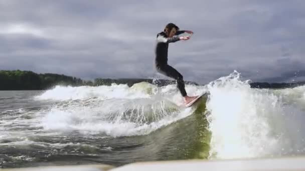 Powolny ruch jeźdźca budzi surfing. Prorider budzi się — Wideo stockowe