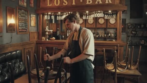 Porträt eines Barbesitzers, der Cafés, Restaurants und Geschäfte nach Ende der Coronavirus-Quarantäne wieder eröffnet. Kleines Unternehmen nach kostspieliger Schließung. — Stockvideo