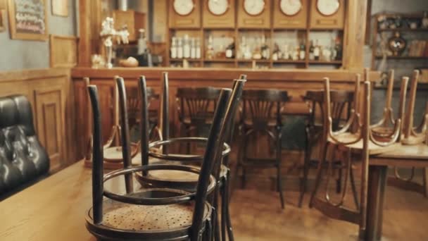 Smutný výhled na prázdnou restauraci v historickém centru města. Interiér klubu se židlemi na stolech. — Stock video