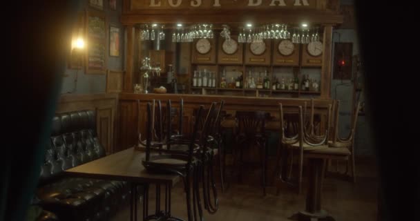 Vista triste do restaurante vazio no centro turístico da cidade histórica. Clube interior com cadeiras em mesas. — Vídeo de Stock