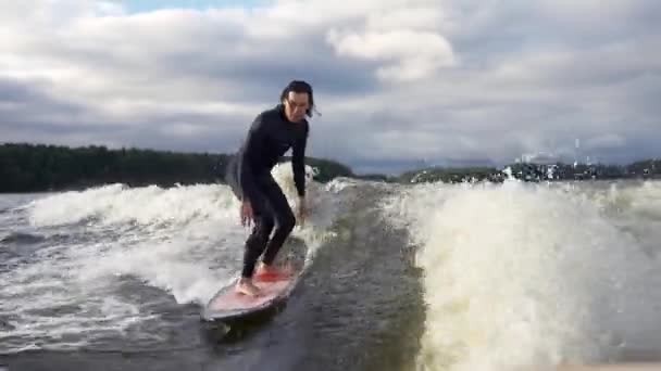 Movimiento lento del rider wake surfing. Prorider wakesurfing — Vídeos de Stock