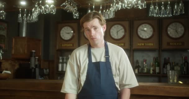 Portrait de l'homme propriétaire barman café ou restaurants et les affaires rouvrir après la quarantaine de coronavirus est terminée. Petites entreprises après verrouillage covid. — Video