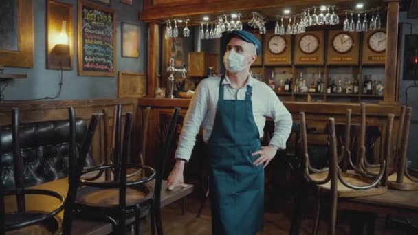 Portrait de l'homme propriétaire barman café ou restaurants et les affaires rouvrir après la quarantaine de coronavirus est terminée. Petites entreprises après verrouillage covid. — Video