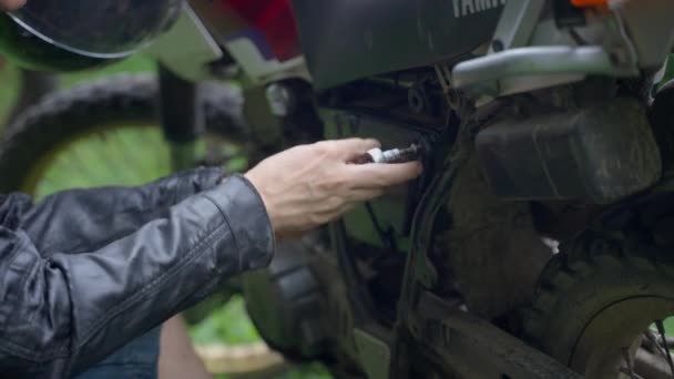 Kilátás szétszerelt motorkerékpárra. Professzionális szerelő kezei motorjavítás közben. A szerelő nyáron dolgozik. Férfi bérelt szervizmotorok. — Stock videók