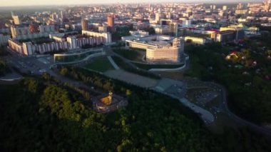 Bashkortostan 'ın Ufa Başkenti' nin kültür merkezine havadan panoramik bir bakış. Yaz mevsiminde, güzel sihirli bir saatte, akşam üstü günbatımında.