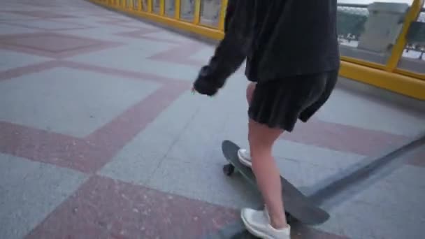 Gelukkig zorg gratis meisje skateboarden in gele tunnel — Stockvideo