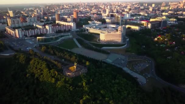 Vista panorámica aérea al centro cultural de Ufa Capital de Bashkortostán en la hermosa hora mágica de la tarde la hora del atardecer en verano — Vídeos de Stock