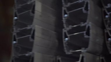 Saflarda Güzel Metal İnşaatı Yansımalar ve Güneş Parıltıları İçeriden Kusursuz. Yansıtıcı Çelik Tüpleri Kapat