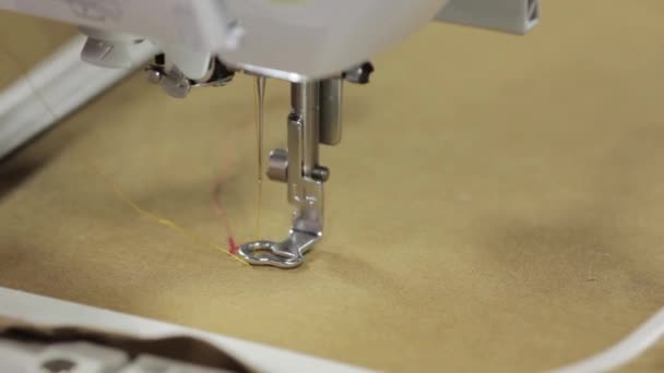 Mãos femininas tecido de costura na máquina de costura — Vídeo de Stock
