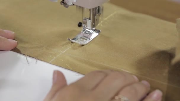Manos femeninas tela de coser en la máquina de coser — Vídeos de Stock