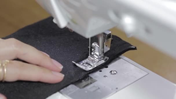 在缝纫机的衣服的女人双手 — 图库视频影像