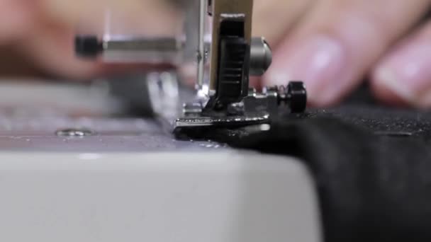 Жінки руки з сукнею на швейній машині — стокове відео