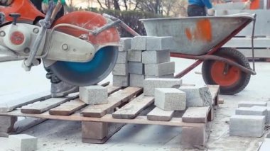 mason inşaat işçisi onarmak için yol, kaldırım döşeme karosu