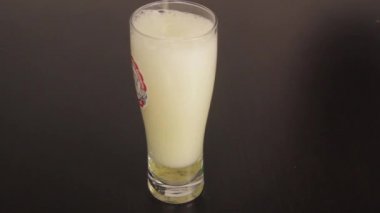 bira cam ahşap masa üzerinde içine dökme