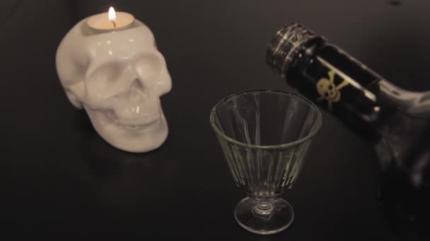 Человеческий череп и яд в стакан — стоковое видео