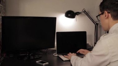 genç adam düşünceli ve kullanma laptop arıyorum