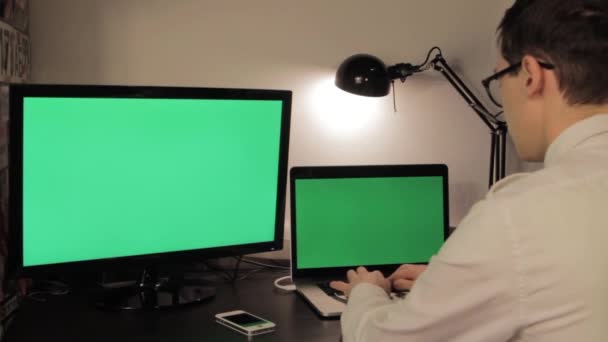 Руки людини, що друкуються на зеленому екрані ноутбука — стокове відео
