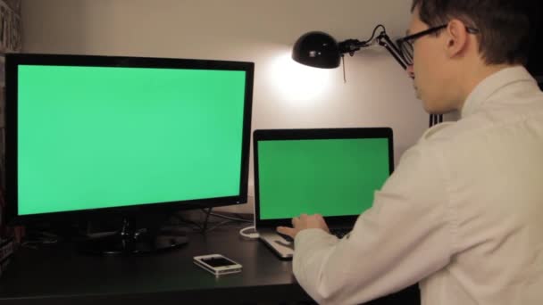 녹색 스크린 노트북 컴퓨터에 입력 하는 젊은 남자 손 — 비디오
