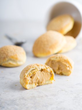 Choux krem karamel