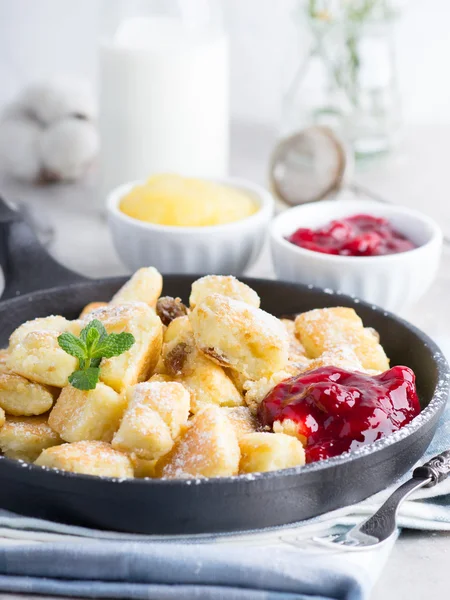 Kaiserschmarren con mermelada de cereza y manzana — Foto de Stock