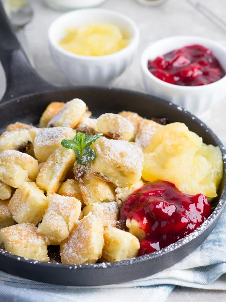 Kaiserschmarren with cherry and apple jam — Stock Photo, Image