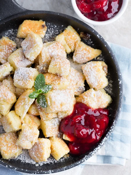 Kaiserschmarren med kirsebær og æblesyltetøj - Stock-foto