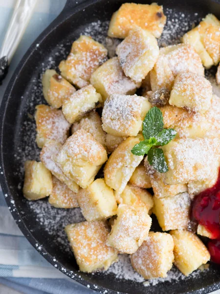 Kaiserschmarren กับเชอร์รี่และแอปเปิ้ลแยม — ภาพถ่ายสต็อก