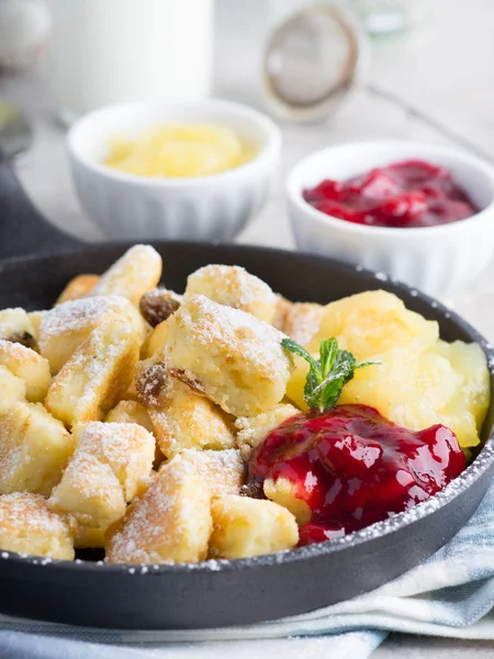 Kaiserschmarren con mermelada de cereza y manzana — Foto de Stock