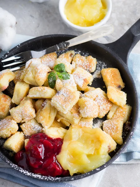 Kaiserschmarren con mermelada de cereza y manzana — Foto de Stock