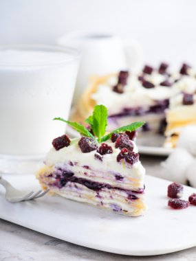 Mascarpone krema ve yaban mersini curs ile krep pasta