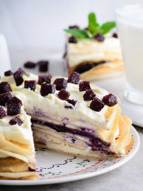 Mascarpone krema ve yaban mersini curs ile krep pasta