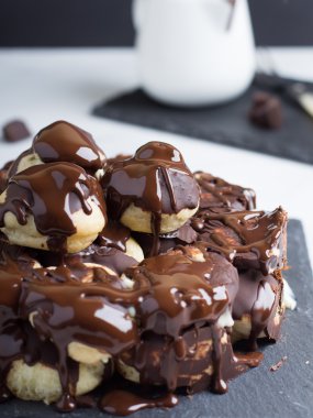 Profiterol Pasta krema ve çikolata ile