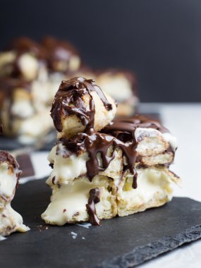 Profiterol Pasta krema ve çikolata ile